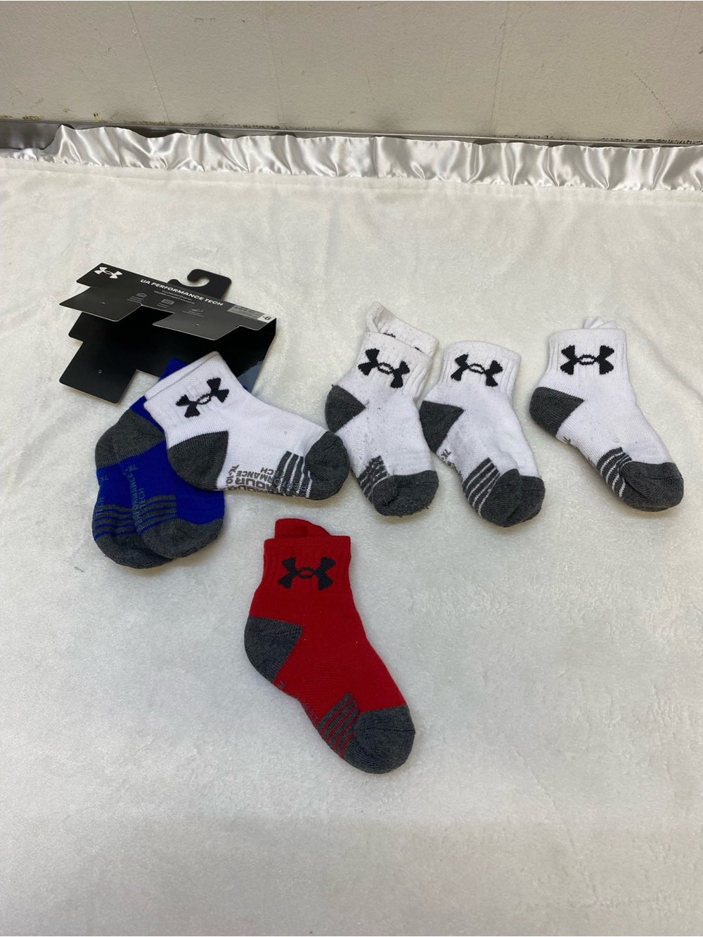 Boys UNDER ARMOUR socks 6 pairs size 4T